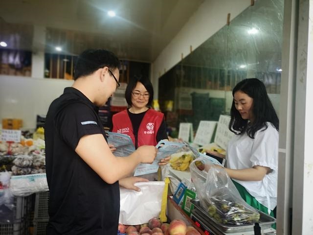 金雅娣发放抗疫宣传册